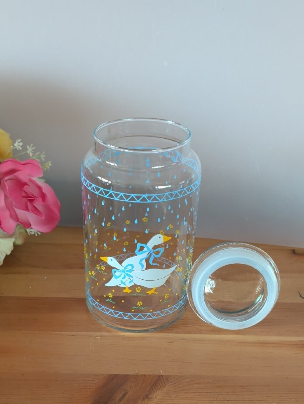 Vintage, Anchor Hocking Glass Canister with Blue & Yellow Geese Motif. - Picture 4 of 7